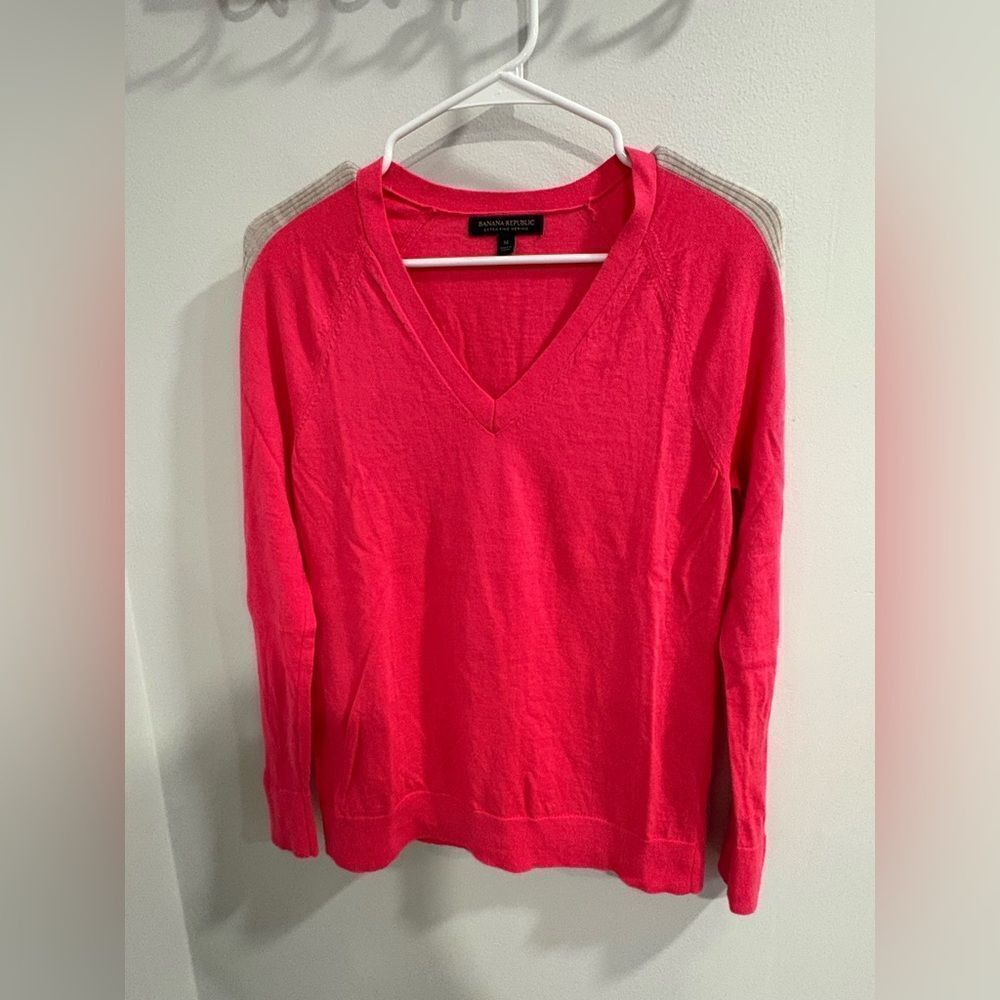 Banana Republic Merino Bright Pink V-Neck Sweater Grey Side Arm Accents